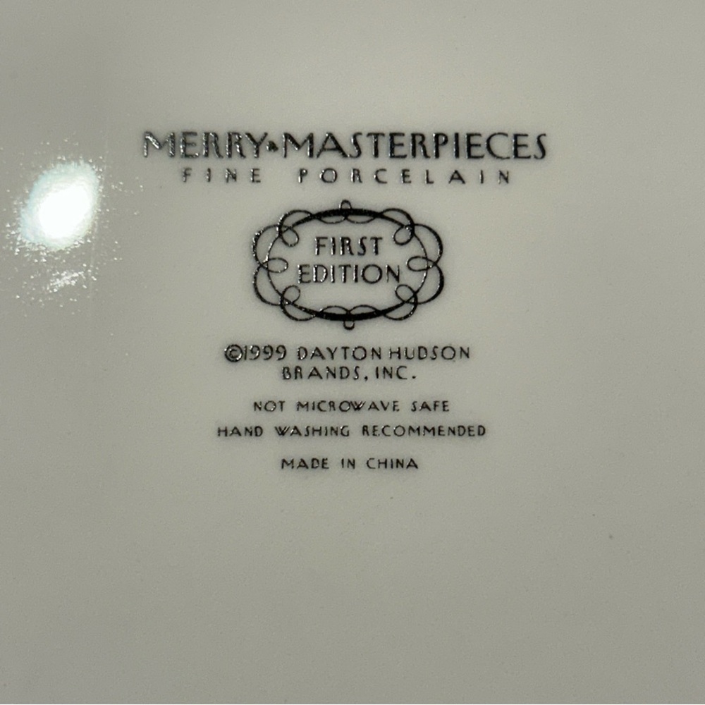 Merry Masterpiece 8 Christmas Dinner Plates - Picture 2 of 2